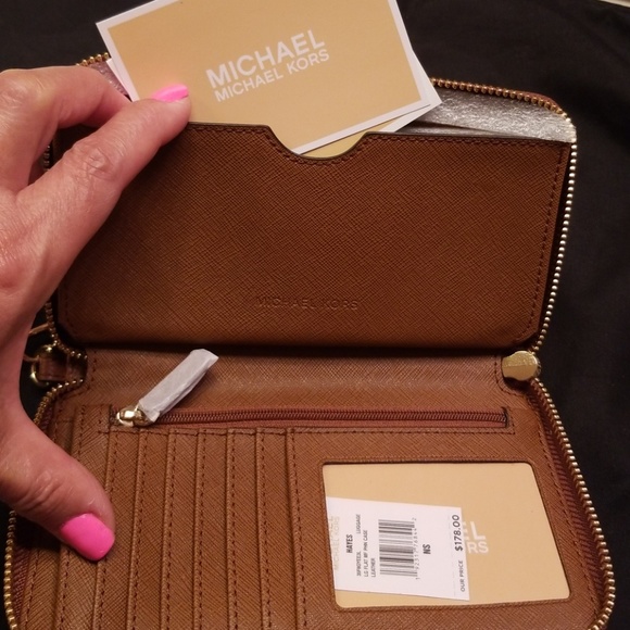 Michael Kors Hayes Multifunction Wristlet - Picture 6 of 8